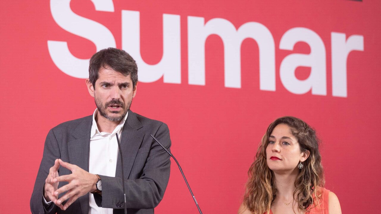 El portavoz de Sumar, Ernest Urtasun y la secretaria de Organizaci&oacute;n del partido, Lara Hern&aacute;ndez, durante una rueda de prensa, en el Espacio Rastro, a 17 de junio de 2024, en Madrid.