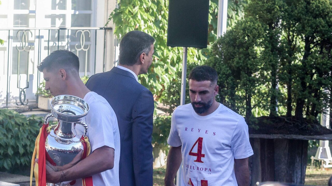 El presidente del Gobierno, Pedro S&aacute;nchez (2i), saluda al futbolista Dani Carvajal (1d) durante la recepci&oacute;n a la Selecci&oacute;n espa&ntilde;ola de F&uacute;tbol, campeona de la Eurocopa 2024.