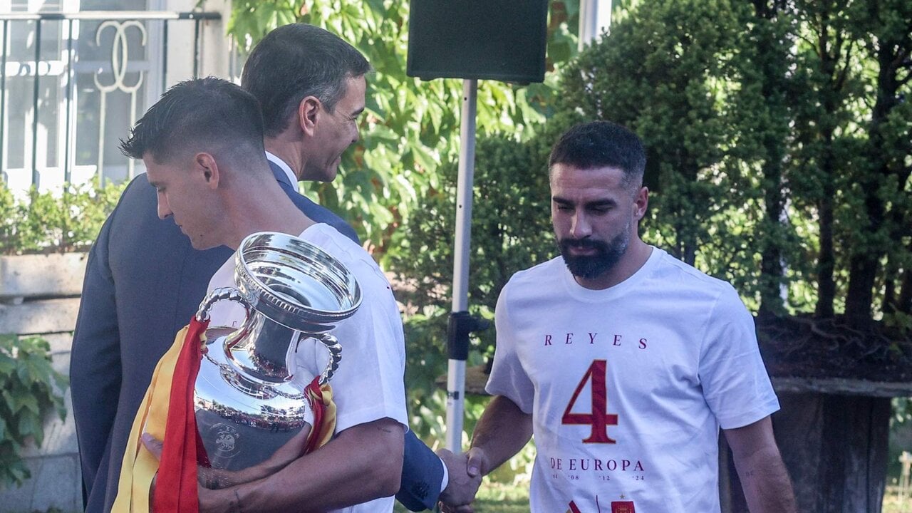 El presidente del Gobierno, Pedro S&aacute;nchez (2i), saluda al futbolista Dani Carvajal (1d) durante la recepci&oacute;n a la Selecci&oacute;n espa&ntilde;ola de F&uacute;tbol, campeona de la Eurocopa 2024.