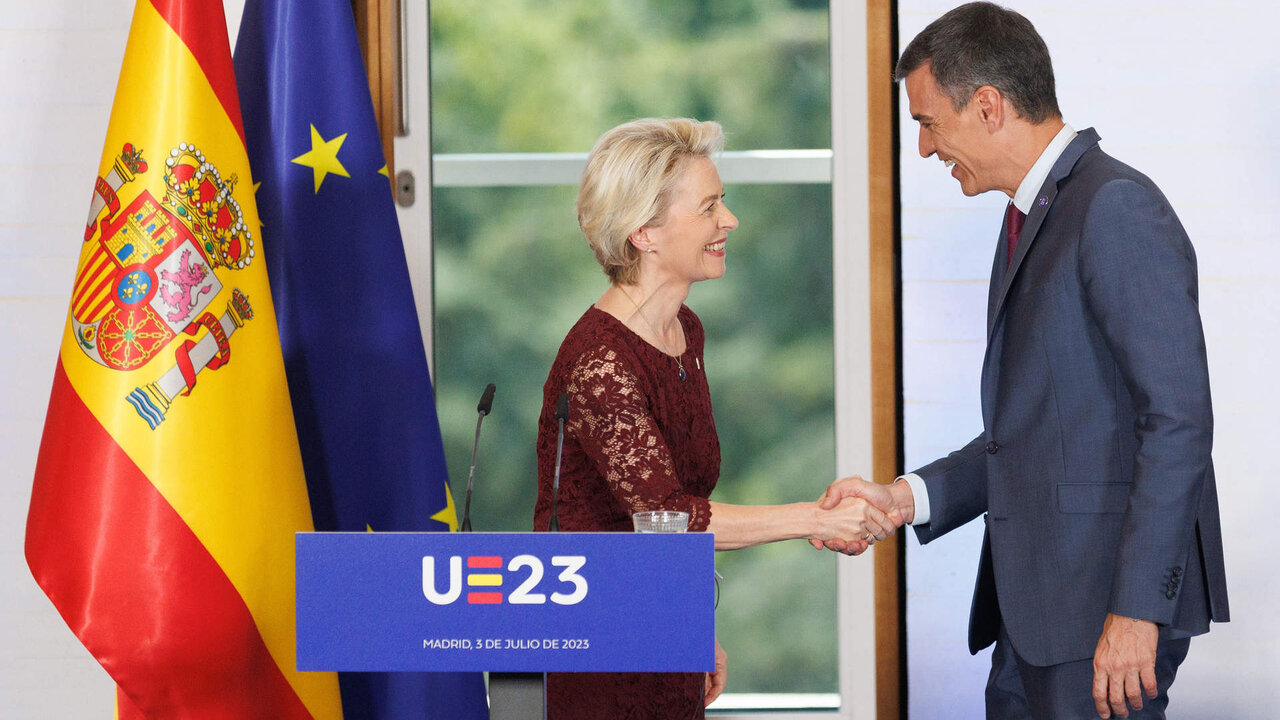 La presidenta de la Comisi&oacute;n Europea, Ursula von der Leyen y el presidente del Gobierno, Pedro S&aacute;nchez, se saludan tras la reuni&oacute;n plenaria del Gobierno de Espa&ntilde;a y del Colegio de Comisarios.