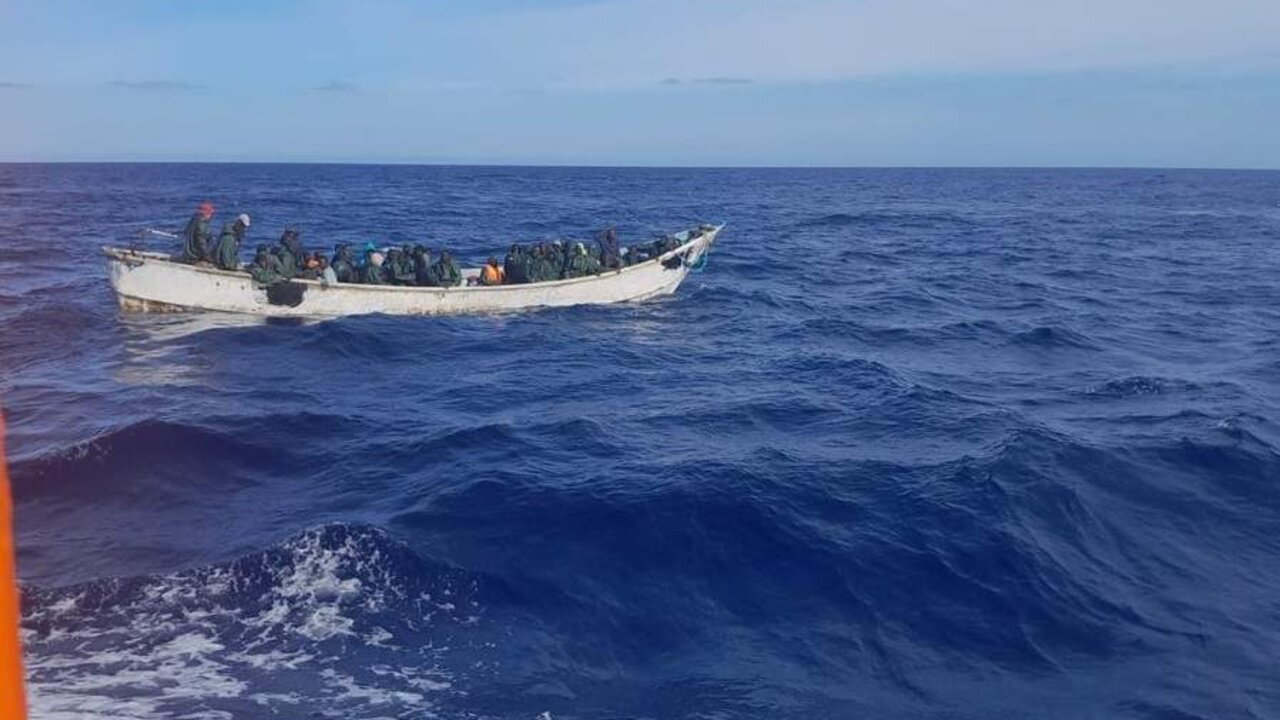 Patera rescatada en aguas de Canarias por Salvamento Mar&iacute;timo (Foto: Salvamento Mar&iacute;timo).
