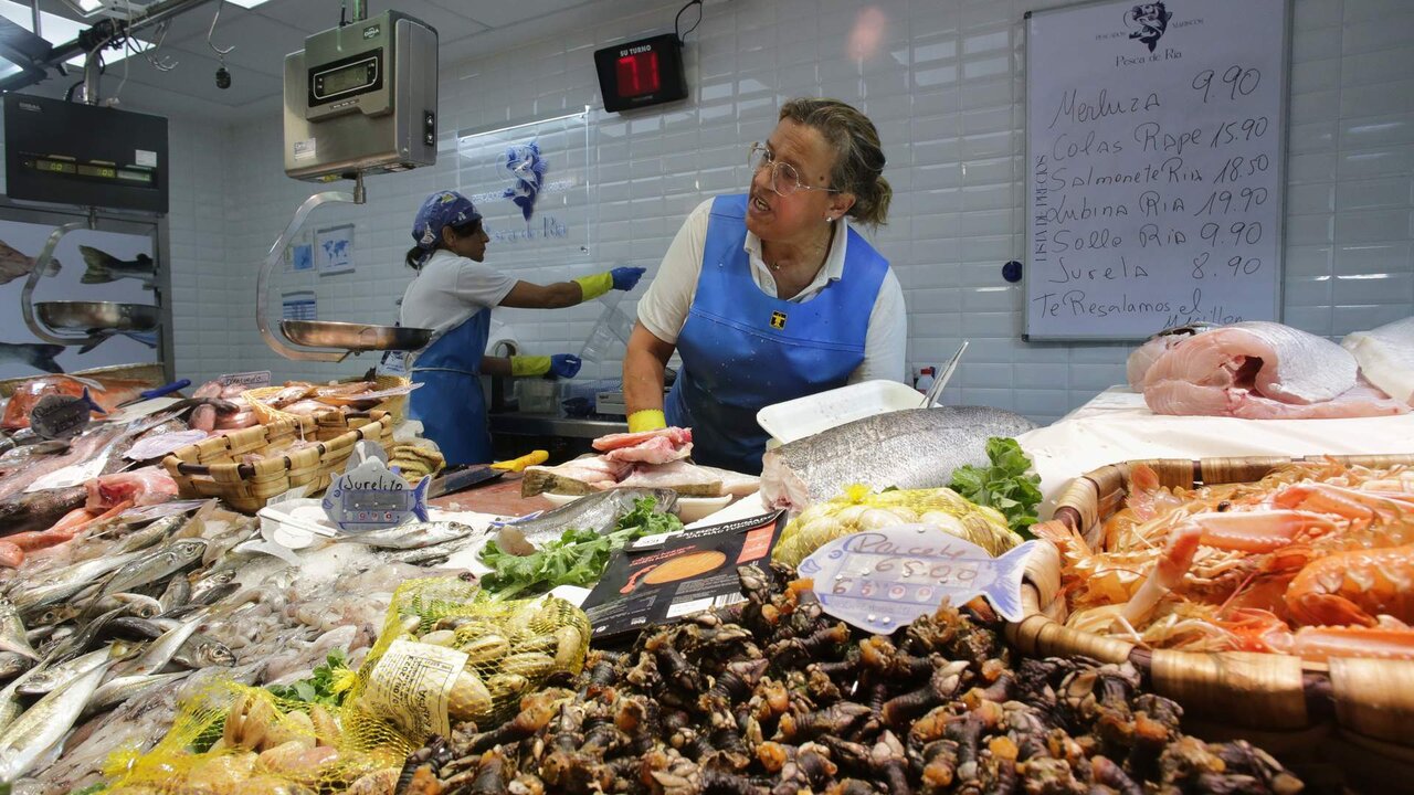 Lugo. Mercados de alimentos de la Praza de Abastos y de Frigsa. Los precios de la alimentaci&oacute;n no cesan en su aumento y disparan la lista de la compra muy por encima de la subida de los salarios. En la imagen, venta de pescado en uno de los puestos de la Praza de Abastos, en la ma&ntilde;ana del viernes 11 de agosto