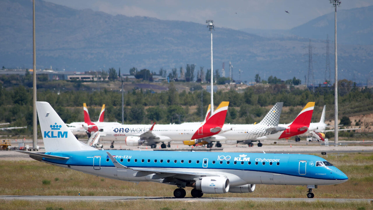 Un avi&oacute;n de KLM se prepara para el despegue en la terminal 4 del Aeropuerto de Madrid-Barajas Adolfo Su&aacute;rez en el tercer d&iacute;a en el que entra en vigor la orden del Ministerio de Sanidad por la que todas las personas procedentes del extranjero deber&aacute;n realizar una cuarentena los 14 d&iacute;as siguientes a su llegada. Desde el pasado viernes, los equipos de Sanidad Exterior realizaran controles sanitarios en puertos y aeropuertos. En Madrid (Espa&ntilde;a), a 17 de mayo de 2020.
