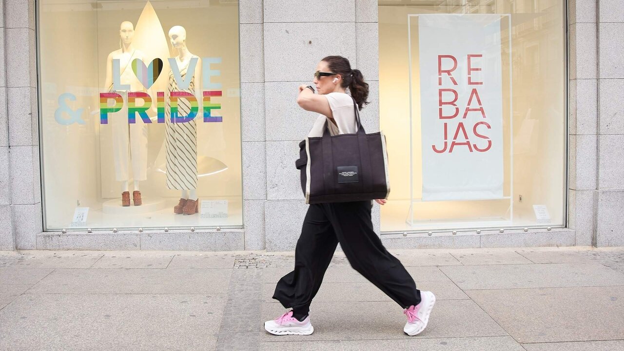 Un escaparate de una tienda, durante el comienzo de las rebajas de verano, en el centro de Madrid, a 27 de junio de 2024. Foto: Jes&uacute;s Hell&iacute;n / Europa Press