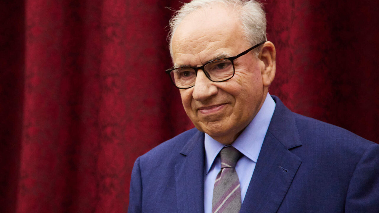 El exvicepresidente de la Junta de Andaluc&iacute;a, Alfonso Guerra, durante la presentaci&oacute;n del libro 'Repaso de transiciones. Espa&ntilde;a, Andaluc&iacute;a y PSOE. 1969-1990' en el Paraninfo de la Universidad de Sevilla, a 24 de octubre de 2022 en Sevilla (Andaluc&iacute;a, Espa&ntilde;a). El primer presidente de la Junta de Andaluc&iacute;a, Jos&eacute; Rodr&iacute;guez de la Borbolla, ha presentado su nuevo libro donde cuenta la vida pol&iacute;tica en la &eacute;poca de la transici&oacute;n.