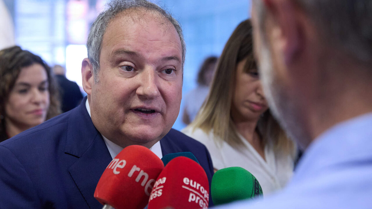 El ministro de Industria y Turismo, Jordi Hereu, ofrece declaraciones a los medios a su llegada a las oficinas centrales de Paradores, a 22 de julio de 2024, en Madrid.