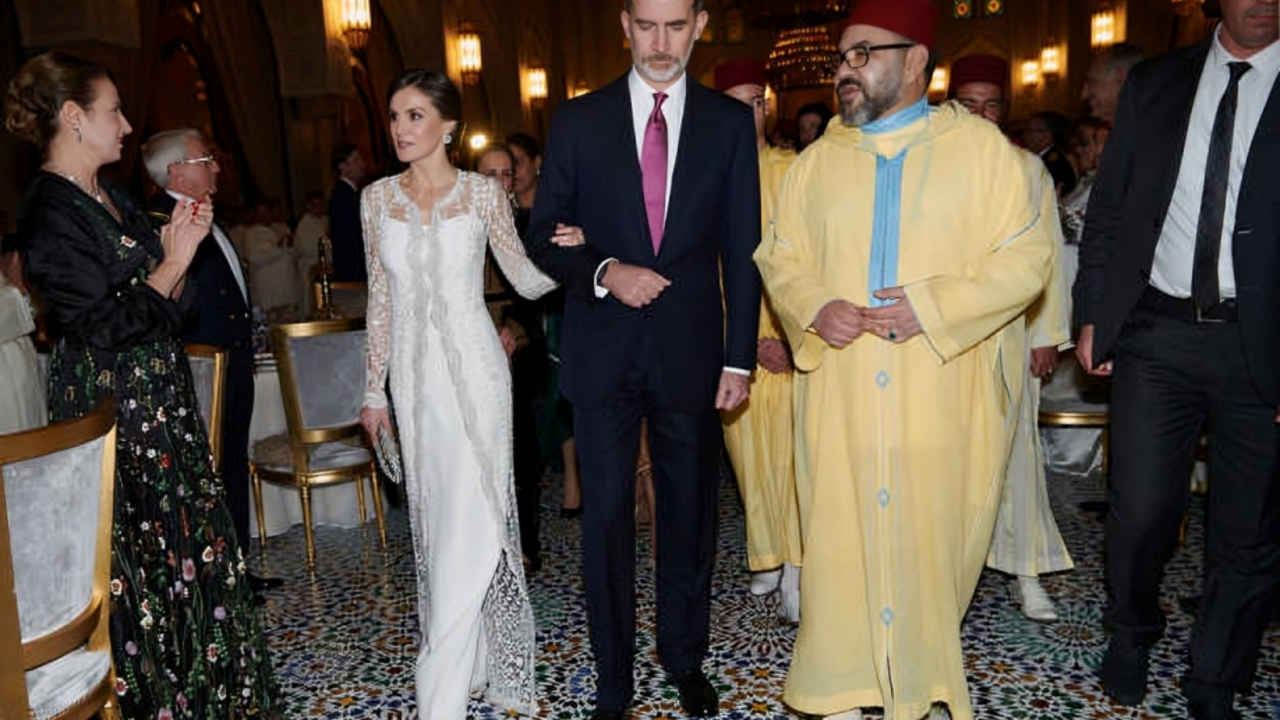 El rey Felipe VI de Espa&ntilde;a, el rey Mohammed VI de Marruecos y la reina Letizia de Espa&ntilde;a asisten a una cena de gala en el Palacio Real el 13 de febrero de 2019 en Rabat, Marruecos. Foto: Carlos &Aacute;lvarez / Getty Images