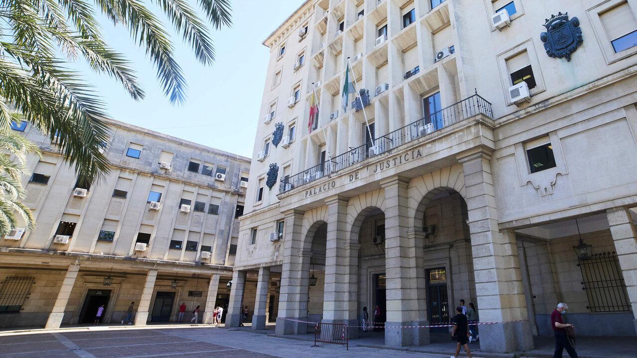 Detalle de la fachada principal de la Audiencia Provincial de Sevilla , a 21 de junio de 2022 en Sevilla (Andaluc&iacute;a, Espa&ntilde;a)