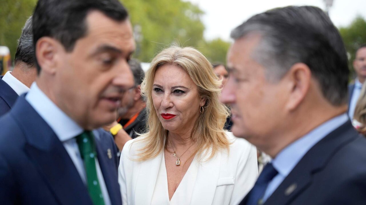 La consejera de Econom&iacute;a y Hacienda de la Junta de Andaluc&iacute;a y portavoz del Gobierno, Carolina Espa&ntilde;a, tras la fotograf&iacute;a oficial del nuevo Gobierno andaluz en la fachada principal del Palacio de San Telmo en el Parlamento de Andaluc&iacute;a, a 30 de julio de 2024 en Sevilla (Andaluc&iacute;a, Espa&ntilde;a).