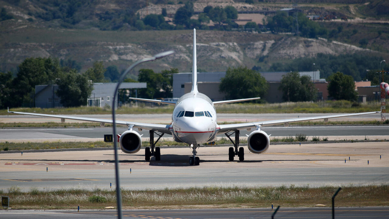 Un avi&oacute;n de la empresa griega Aegean se dirige a la terminal 4 despu&eacute;s de aterrizar en el Aeropuerto de Madrid-Barajas Adolfo Su&aacute;rez en el tercer d&iacute;a en el que entra en vigor la orden del Ministerio de Sanidad por la que todas las personas procedentes del extranjero deber&aacute;n realizar una cuarentena los 14 d&iacute;as siguientes a su llegada. Desde el pasado viernes, los equipos de Sanidad Exterior realizaran controles sanitarios en puertos y aeropuertos. En Madrid (Espa&ntilde;a), a 17 de mayo de 2020.