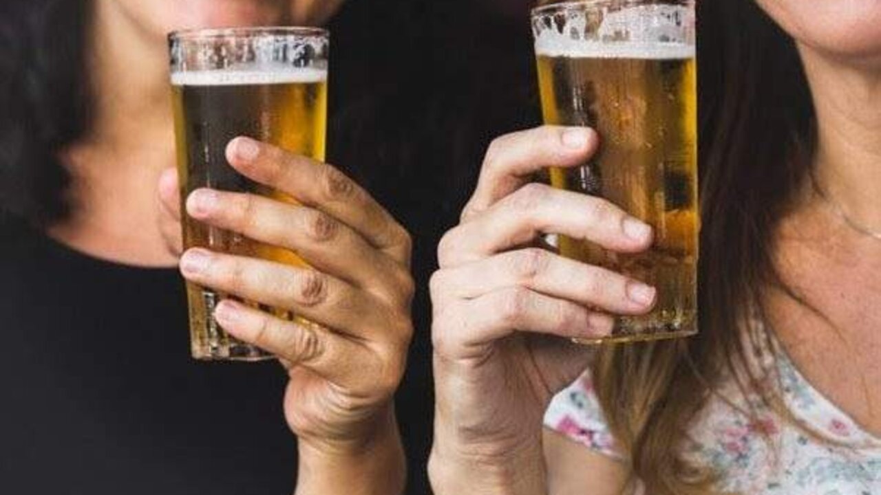 Chicas consumiendo cerveza