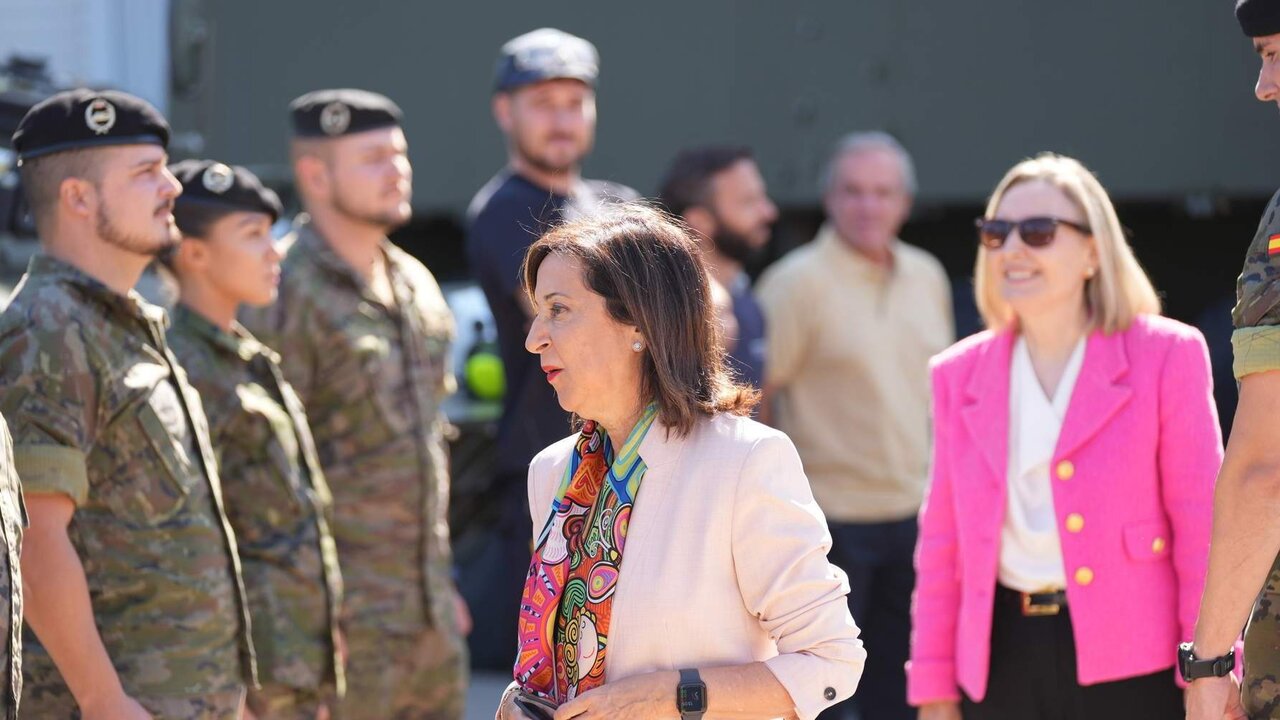 La ministra de Defensa, Margarita Robles, a su llegada a la F&aacute;brica de Santa B&aacute;rbara.