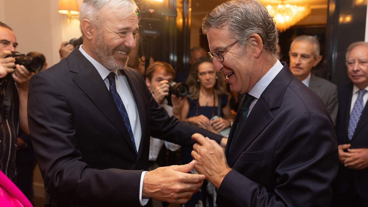 El presidente del Gobierno de Arag&oacute;n, Jorge Azc&oacute;n (i) y el presidente del PP, Alberto N&uacute;&ntilde;ez Feij&oacute;o (d), se saludan a su llegada a un Desayuno Informativo de Europa Press, en el Hotel Roosewood Villa Magna, a 3 de septiembre de 2024, en Madrid.