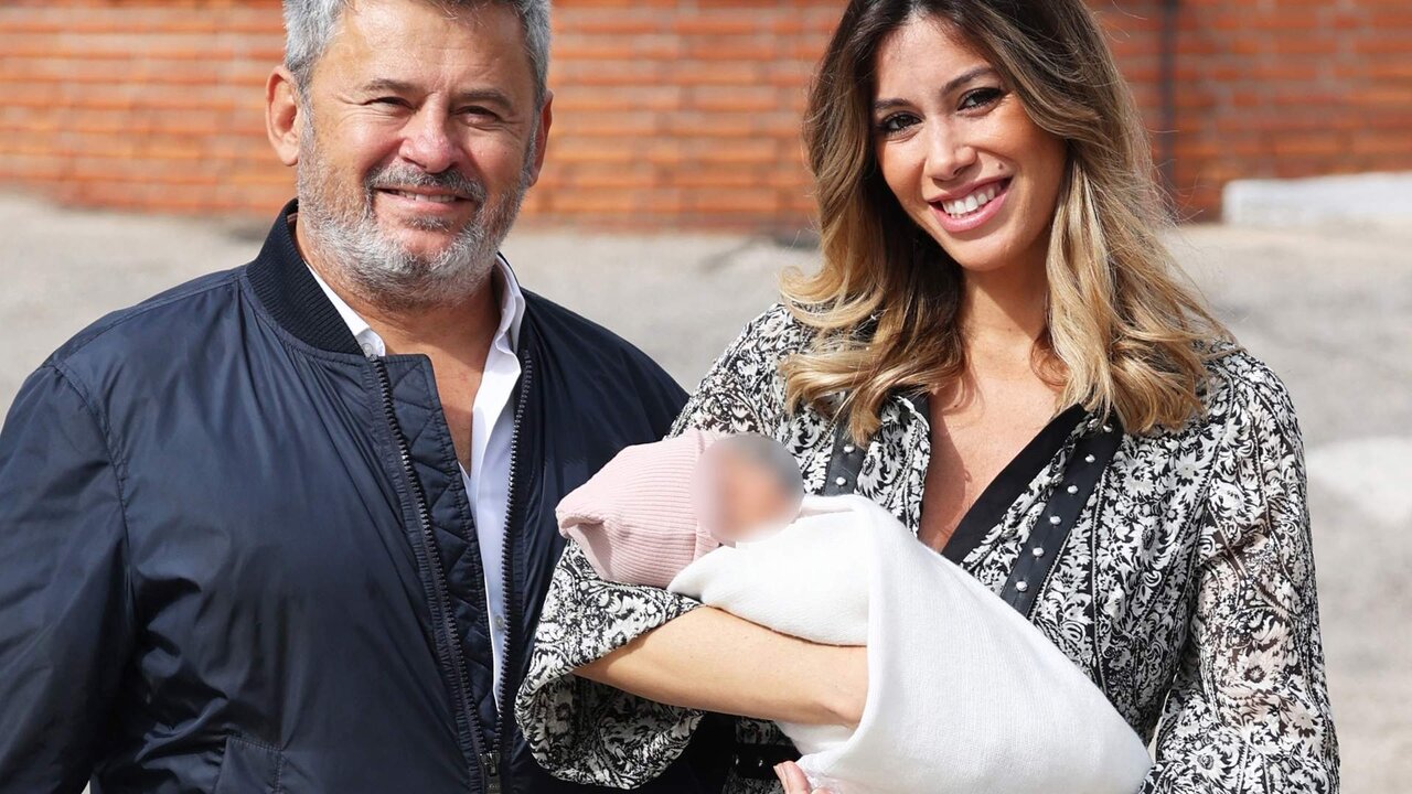(Foto de ARCHIVO)
Miki Nadal y Helena Aldea salen del hospital con su hija Galatea y acompa&ntilde;ados por Carmen, hija del presentador, a 16 de octubre de 2022, en Madrid (Espa&ntilde;a)

FAMILIA;BEBE;HOSPITAL;SALUD

Antonio Guti&eacute;rrez / Europa Press

(Foto de ARCHIVO)

16/10/2022

Europa Press Reportajes / Europa Press
16/10/2022