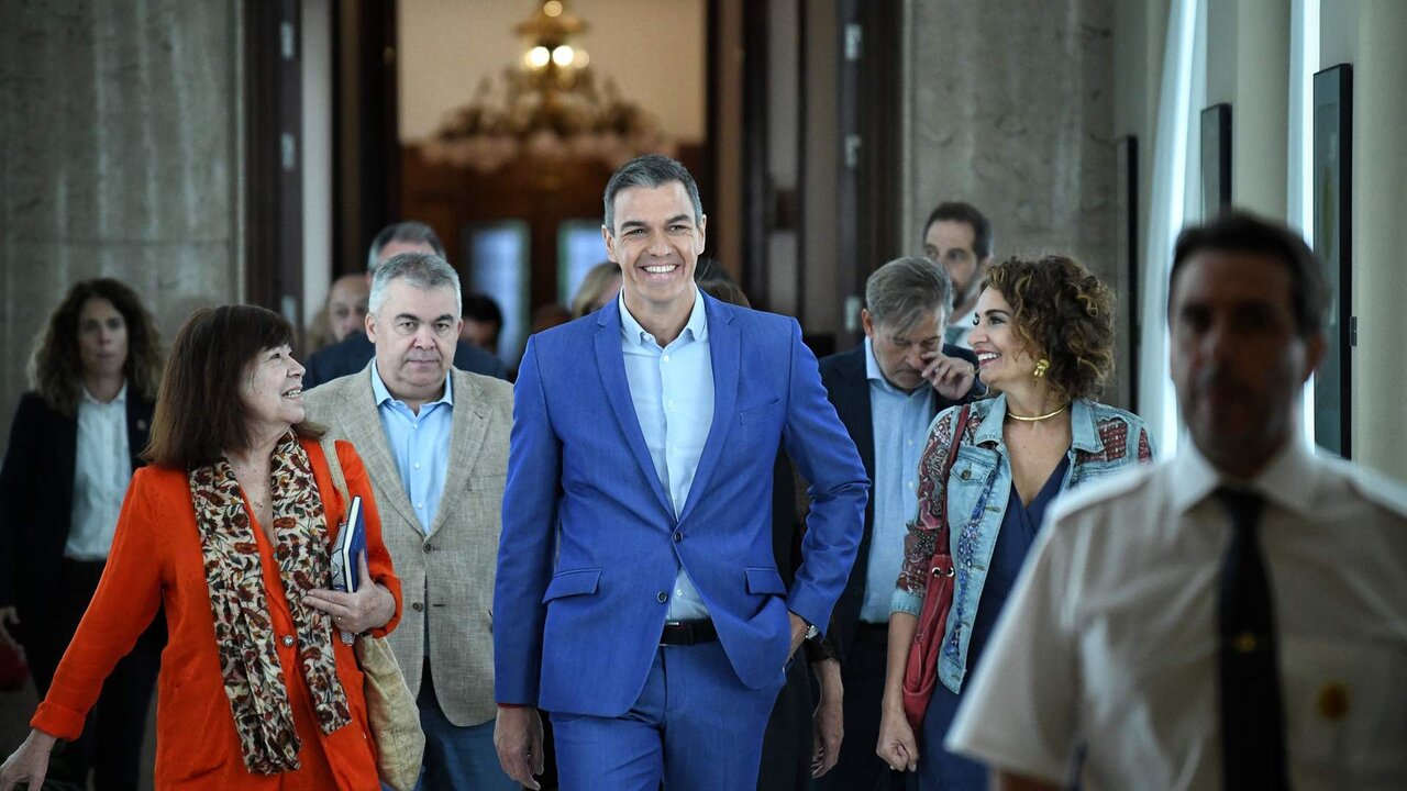 De izquierda a derecha. La presidenta del PSOE, Cristina Narbona, el secretario general del PSOE y presidente del Gobierno, Pedro S&aacute;nchez y la vicesecretaria general del PSOE, vicepresidenta primera del Gobierno y ministra de Hacienda, Mar&iacute;a Jes&uacute;s Montero.