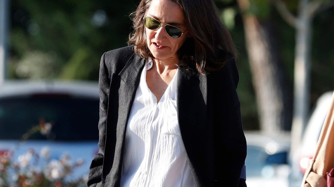 Sandra Salgado, viuda de Jimmy Gim&eacute;nez-Arnau llega al tanatorio de Tres Cantos acompa&ntilde;ada por su hermana, a 18 de septiembre de 2024, en Madrid (Espa&ntilde;a).
TANATORIO;MUERTE;PERIODISTA;JIMMY GIMENEZ ARNAU;18 SEPTIEMBRE 2024
Antonio Guti&eacute;rrez / Europa Press
18/9/2024