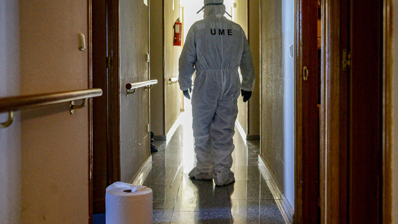 Un militar de la UME entra a desinfectar en una residencia de mayores en Villaviciosa de Od&oacute;n, Madrid (Foto: Ricardo Rubio / Europa Press).
