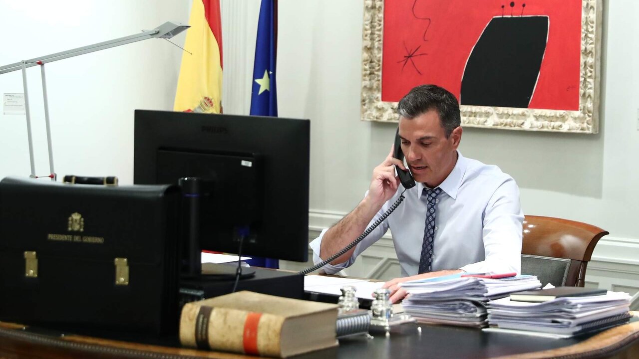 Pedro S&aacute;nchez habla por tel&eacute;fono con Joe Biden desde si despacho en el Palacio de La Moncloa (Foto: Pool Moncloa / Jorge Villar).