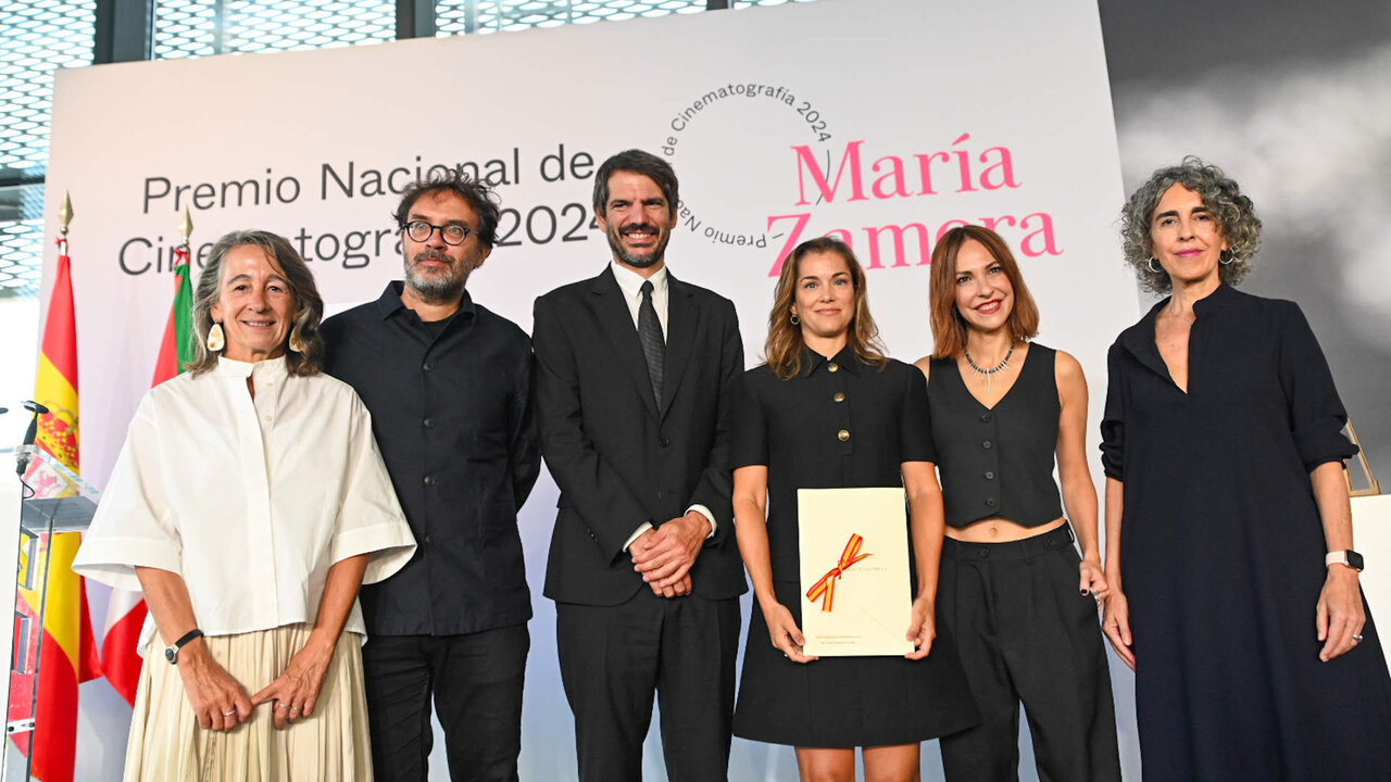 Entrega del Premio Nacional de Cinematografia 2024 por parte del ministro de Cultura Ernest Urtasun a Maria Zamora Tabakalera Donostia