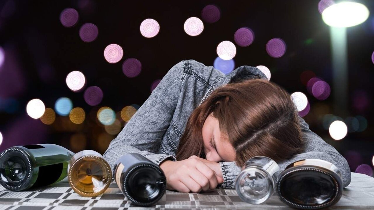 El alcohol es un problema demasiado presente en los m&aacute;s j&oacute;venes. (Foto de archivo: Europa Press)