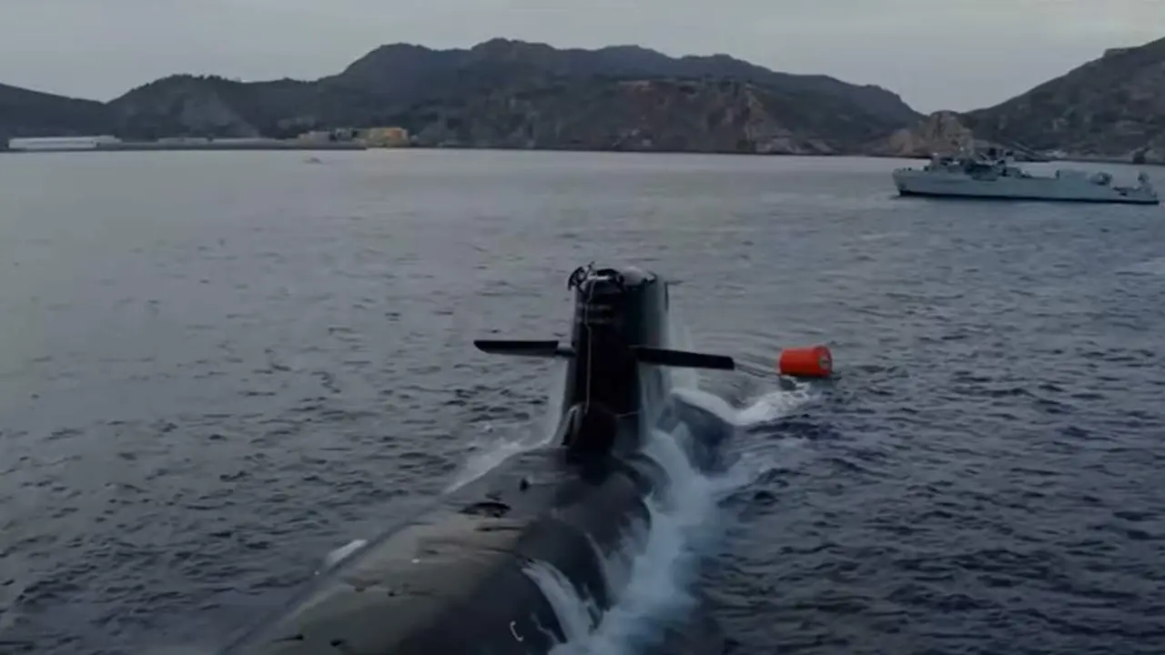 El S-81 en Souda durante su despliegue