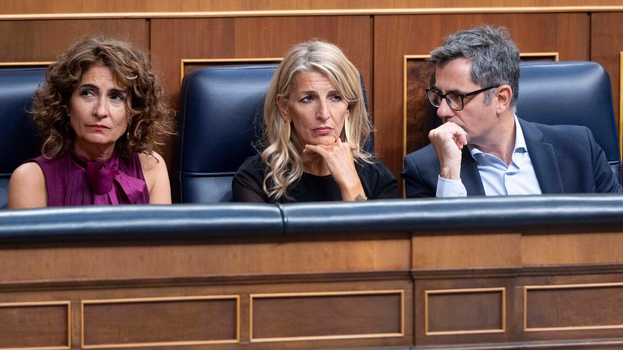 De izquierda a derecha. La vicepresidenta primera, Mar&iacute;a Jes&uacute;s Montero; la vicepresidenta segunda y ministra de Trabajo, Yolanda D&iacute;az y el ministro de Presidencia, F&eacute;lix Bola&ntilde;os, durante una sesi&oacute;n plenaria en el Congreso, a 11 de septiembre de 2024, en Madrid.