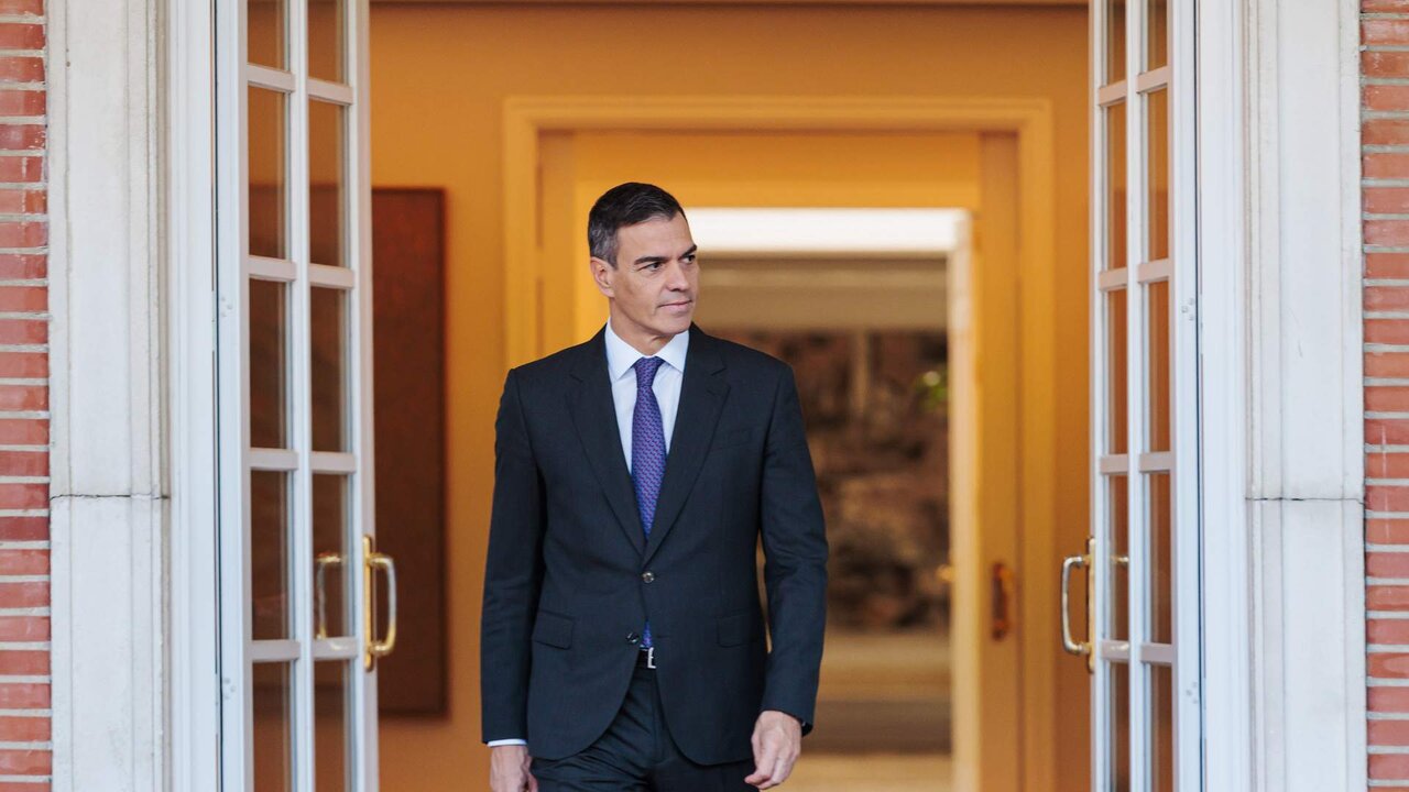 El presidente del Gobierno, Pedro S&aacute;nchez, llega a recibir al presidente de la Regi&oacute;n de Murcia, en el Complejo de La Moncloa, a 4 de octubre de 2024, en Madrid.