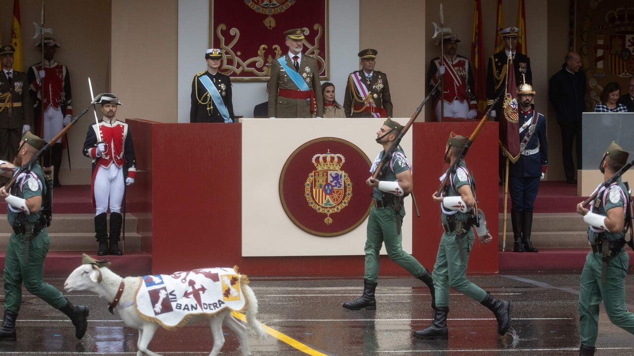 Los legionarios desfilan ante los reyes y la princesa de Asturias (Foto: Alejandro Mart&iacute;nez V&eacute;lez / Europa Press).