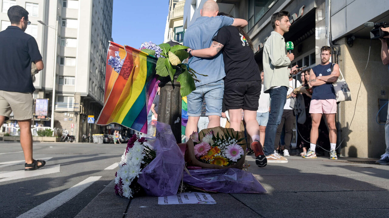 A Coru&ntilde;a.
Ofrenda floral en el lugar donde sucedieron los hechos
del asesinato de Samuel Luiz, organizada por la asociaci&oacute;n LGTBI+, ALAS A Coru&ntilde;a 
03/07/2023
Foto: M. Dylan/Europa Press