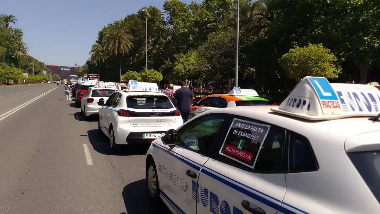 Archivo: Vehículos de autoescuelas de Córdoba en protesta por las condiciones del sector, en 2024.