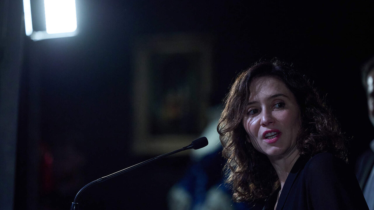 La presidenta de la Comunidad de Madrid, Isabel D&iacute;az Ayuso, inaugura la exposici&oacute;n Caprile Lorenzo, en la Sala Canal de Isabel II, a 15 de octubre de 2024, en Madrid.