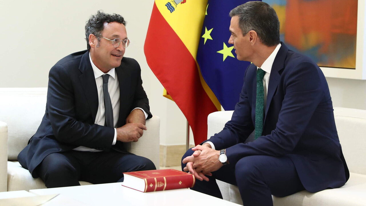 Archivo - El presidente del Gobierno, Pedro S&aacute;nchez (d), recibe la Memoria Anual de la Fiscal&iacute;a de manos del fiscal general del Estado, &Aacute;lvaro Garc&iacute;a Ortiz (i).