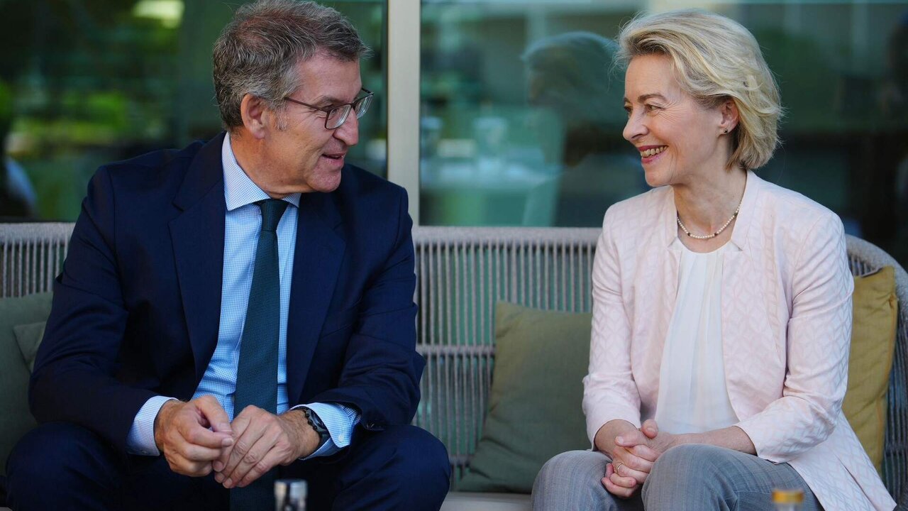 El l&iacute;der del PP, Alberto N&uacute;&ntilde;ez Feij&oacute;o, mantiene una reuni&oacute;n informal con la presidenta de la Comisi&oacute;n Europea en Cascais.