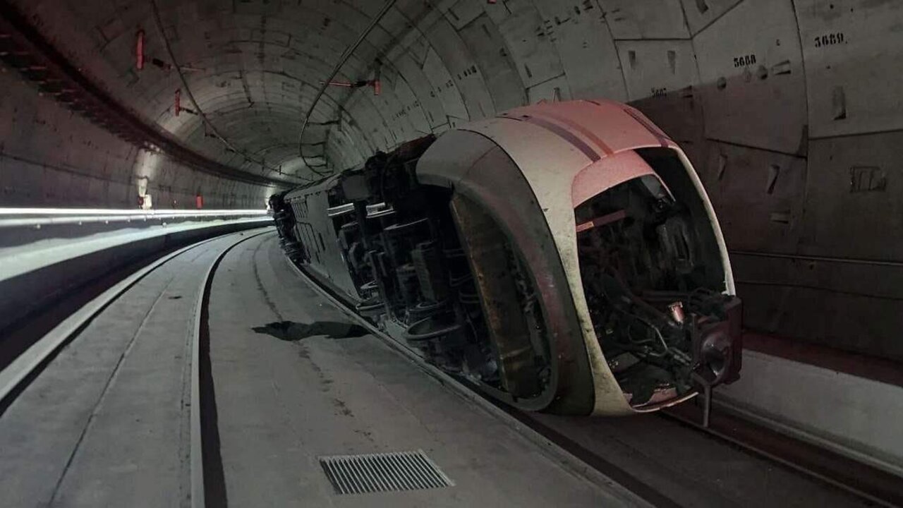 El tren accidentado en el t&uacute;nel de AVE que une las estaciones de Atocha y Chamart&iacute;n, en Madrid.