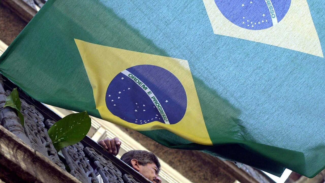 KRT WORLD NEWS STORY SLUGGED: WORLDCUP KRT PHOTO BY TERRY HARRIS/KRT (June 28) A Brazilian flag hangs from a balcony in Riio De Janeiro, Brazil  Friday, June 28, 2002, in support of the Brazilian World Cup team which will face Germany for the world championship Sunday. (KRT) NC KD BL 2002 (Horiz) (gsb)