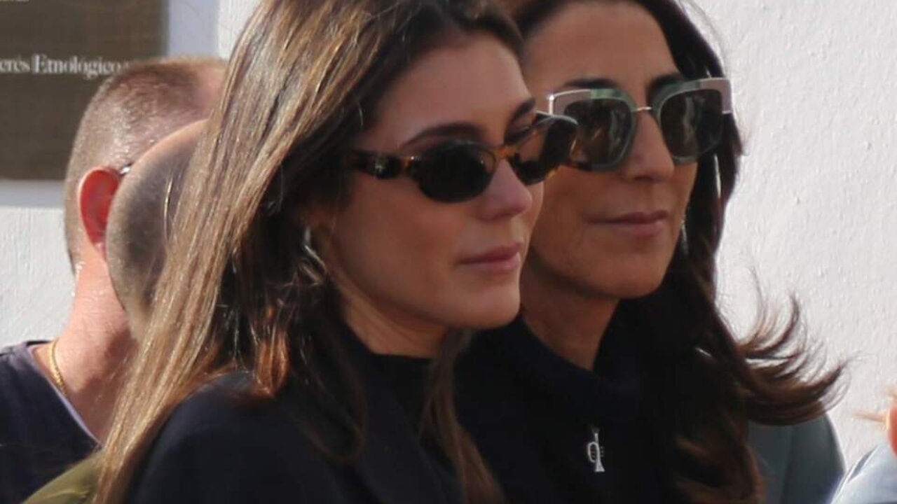 Anna Ferrer Padilla y Paz Padilla a su llegada a la misa funeral, a 22 de octubre de 2024, en Zahara de los Atunes.

Leandro Wassaul
FAMOSOS;ENTIERRO;MISA;DESPEDIDA
22/10/2024