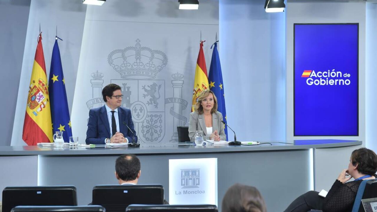 El ministro de Transformaci&oacute;n Digital, &Oacute;scar L&oacute;pez, y la ministra Portavoz, de Educaci&oacute;n, Formaci&oacute;n Profesional y Deportes, Pilar Alegr&iacute;a, durante una rueda de prensa posterior a la reuni&oacute;n del Consejo de Ministros.