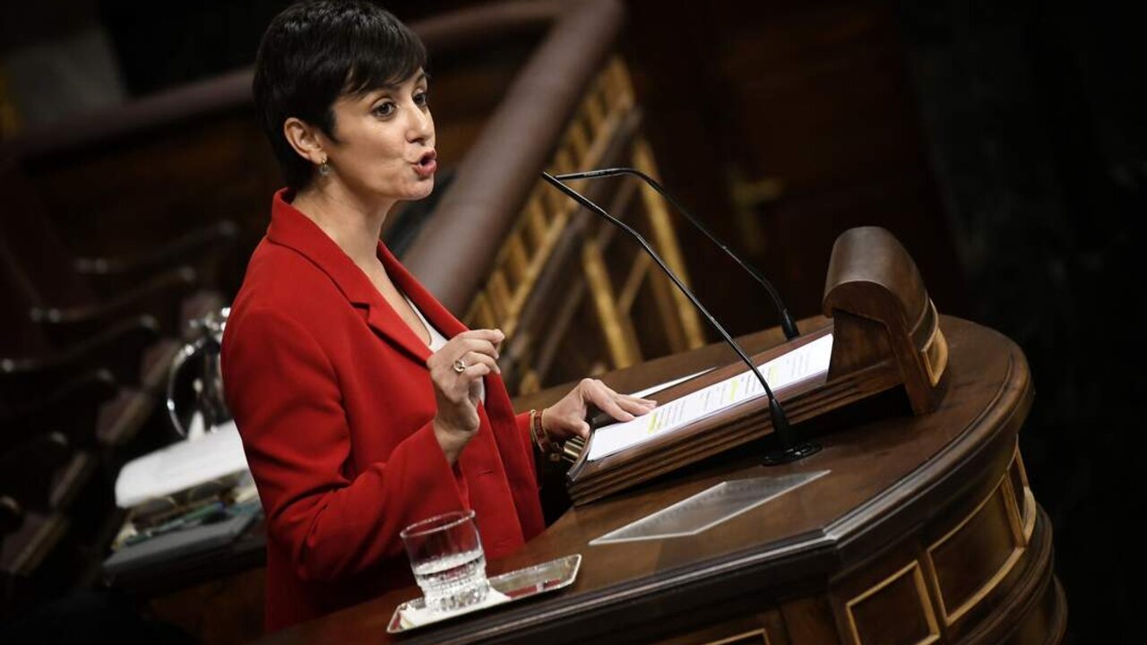 La ministra de Vivienda, Isabel Rodr&iacute;guez, en la sesi&oacute;n plenaria en el Congreso