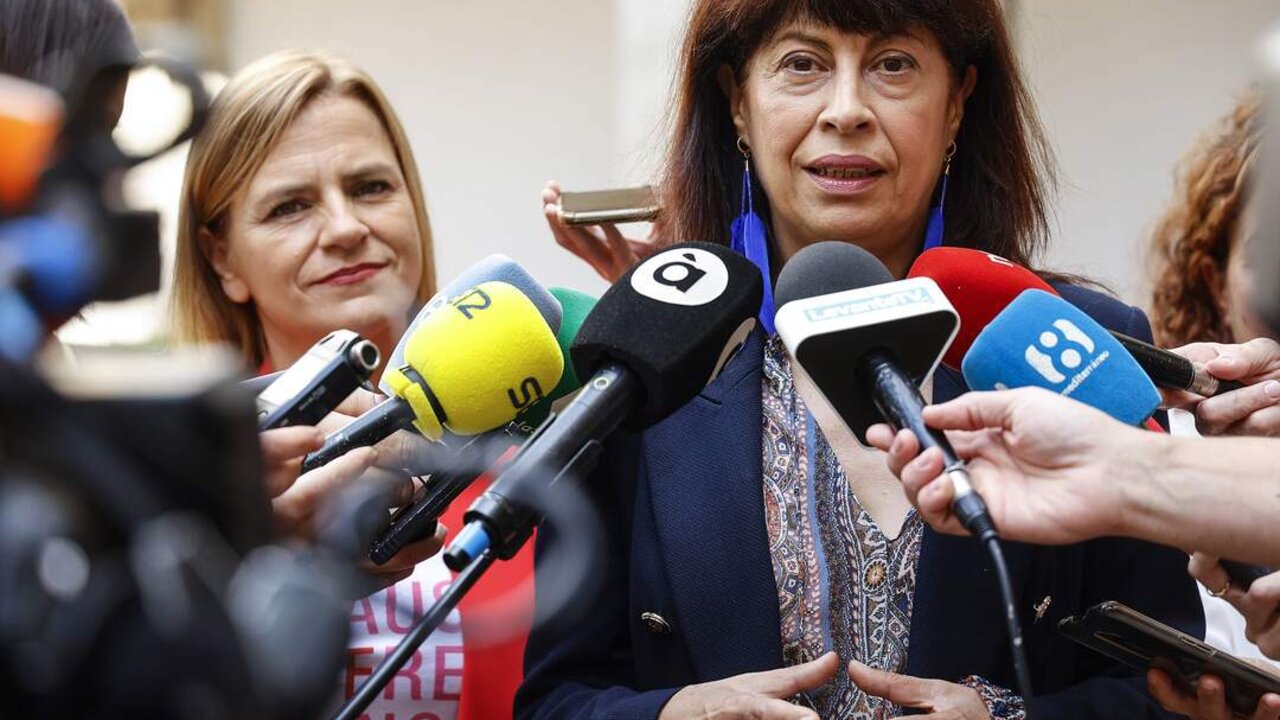La delegada del Gobierno en la Comunidad Valenciana, Pilar Bernab&eacute; (i), y la ministra de igualdad, Ana Redondo (d), atienden a los medios de comunicaci&oacute;n.