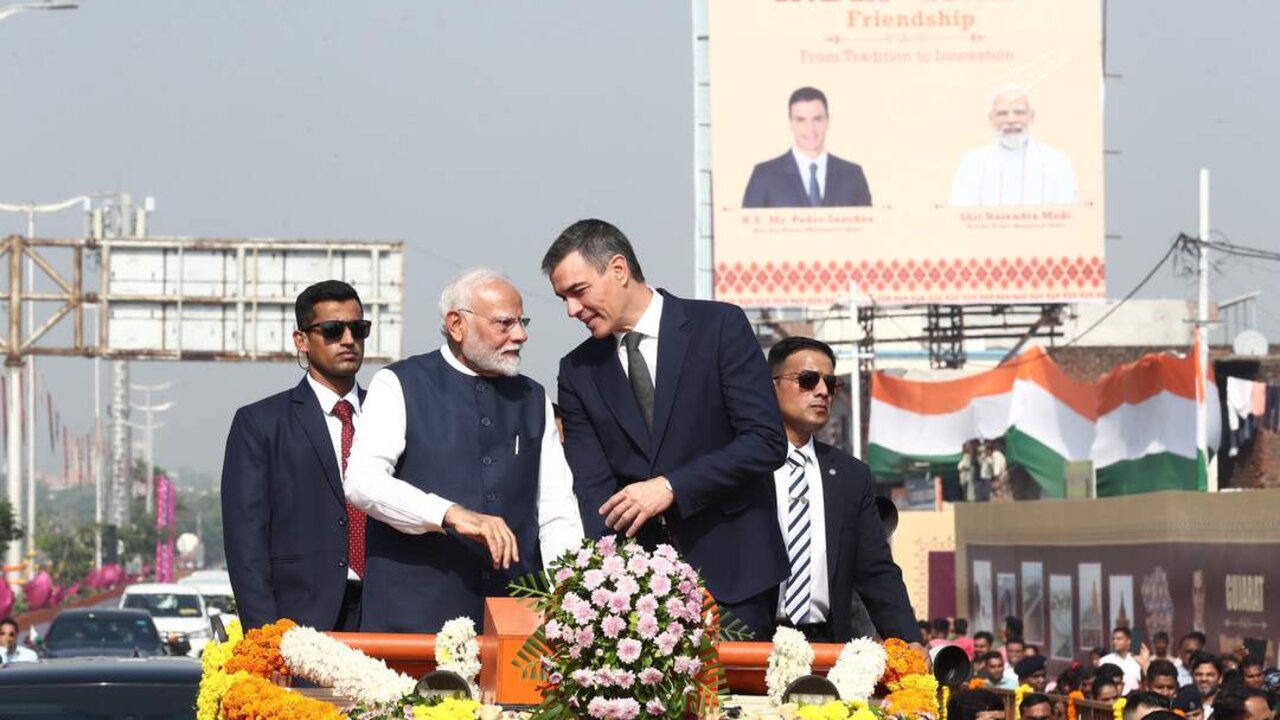 El presidente del Gobierno, Pedro S&aacute;nchez, y el primer ministro indio, Narendra Modi, en Vadodara (Gujarat).