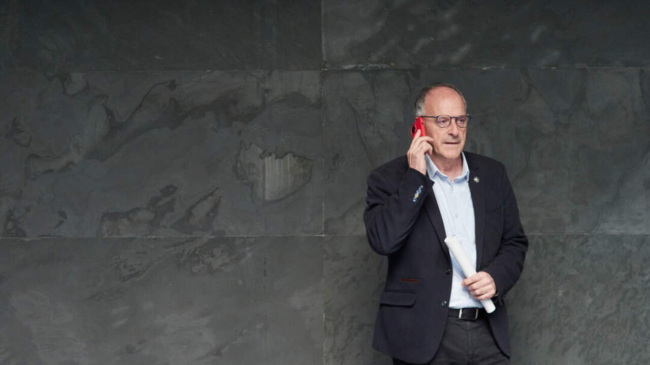 El parlamentario foral por EH Bildu, Adolfo Araiz durante el pleno del Parlamento de Navarra, a 18 de enero de 2024, en Pamplona, Navarra, (Espa&ntilde;a).