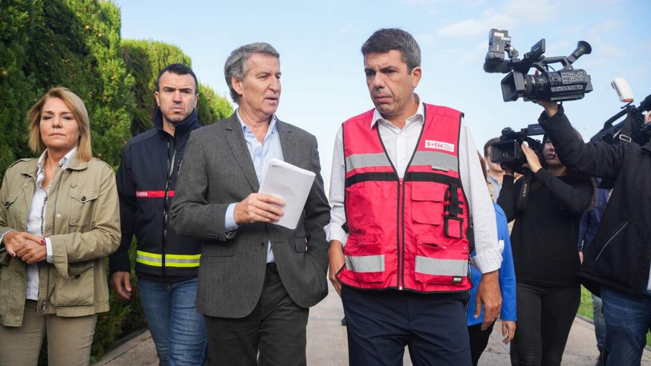 El presidente del Partido Popular, Alberto N&uacute;&ntilde;ez Feij&oacute;o (i) y el presidente de la Generalitat Valenciana, Carlos Maz&oacute;n (d), visitan el Centro de Coordinaci&oacute;n de Emergencias de la Comunitat Valenciana, junto al , a 31 de octubre de 2024, en L'Eliana.