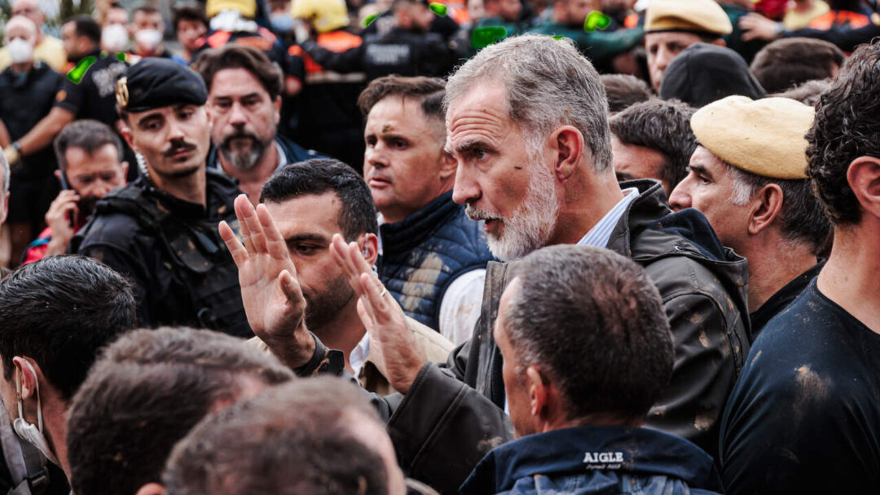 El rey trata de calmar a los vecinos de Paiporta que le abucheaban y lanzaban objetos (Foto: Carlos Luj&aacute;n / Europa Press).