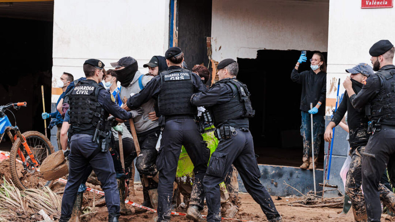 Guardias civiles tratan de contener a varias personas en Paiporta, Valencia (Foto: Carlos Luj&aacute;n / Europa Press).