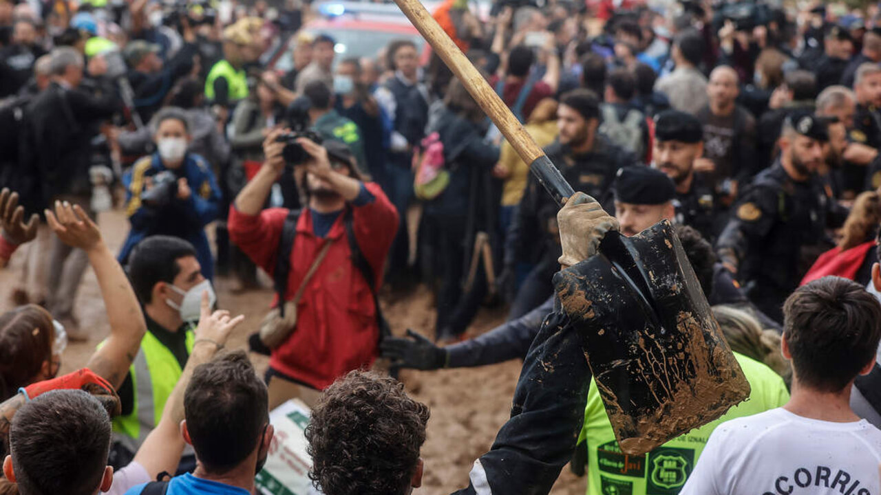Incidentes en Paiporta durante la visita de los reyes y los presidentes del Gobierno y de la Generalitat Valenciana (Foto: Rober Solsona / Europa Press).