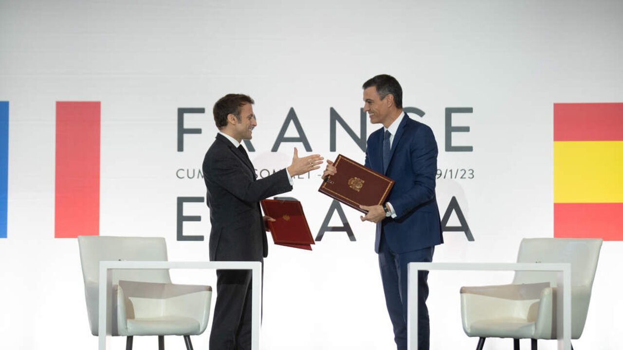 El presidente de Francia, Emmanuel Macron y el presidente del Gobierno espa&ntilde;ol, Pedro S&aacute;nchez, tras firmar un Tratado de Amistad en la cumbre filateral celebrada en Barcelona en enero de 2023.