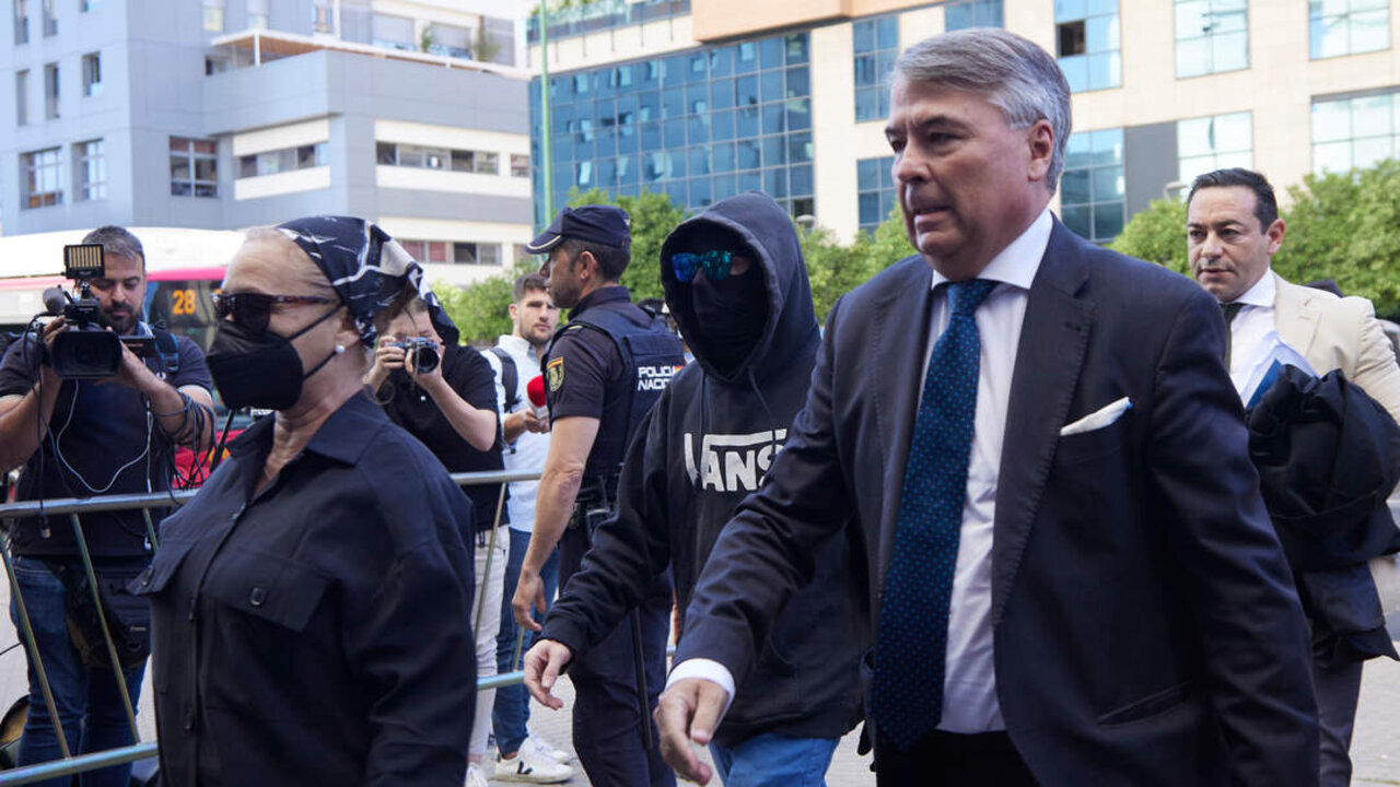 Francisco Javier Garc&iacute;a, conocido como 'El Cuco', y su madre, Rosal&iacute;a Garc&iacute;a, llegan a los juzgados para la segunda sesi&oacute;n del juicio contra el joven Francisco Javier Garc&iacute;a, conocido como 'El Cuco', y contra su madre por presunto delito de falso testimonio en sus comparecencias en el juicio celebrado en 2011 por el crimen de Marta del Castillo, a 27 de mayo de 2022 en Sevilla (Andaluc&iacute;a, Espa&ntilde;a)