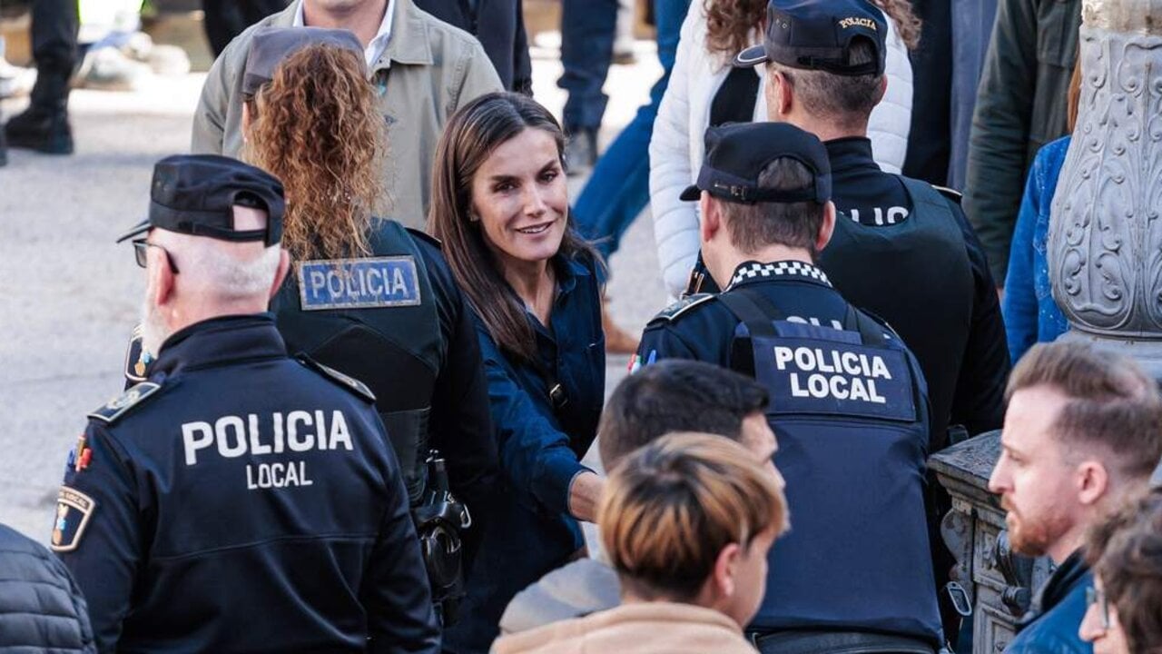 La reina Letizia saluda a polic&iacute;as locales en Chiva, Valencia (Foto: Carlos Luj&aacute;n / Europa Press).