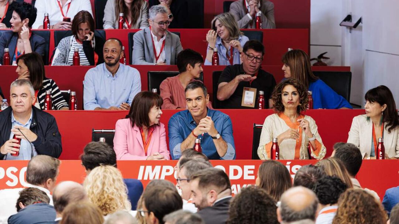 De izquierda a derecha. El secretario de Organizaci&oacute;n del PSOE, Santos Cerd&aacute;n; la presidenta del PSOE, Cristina Narbona, el presidente del Gobierno y Secretario General del PSOE, Pedro S&aacute;nchez; la vicesecretaria general del PSOE, vicepresidenta primera del Gobierno, Mar&iacute;a Jes&uacute;s Montero.