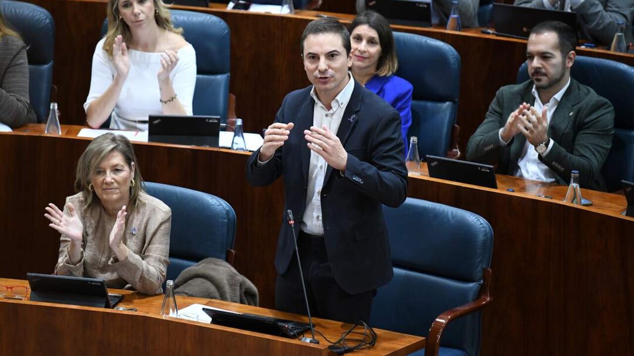 El portavoz del PSOE en la Asamblea, Juan Lobato, interviene durante un pleno en la Asamblea de Madrid, a 21 de noviembre de 2024, en Madrid.